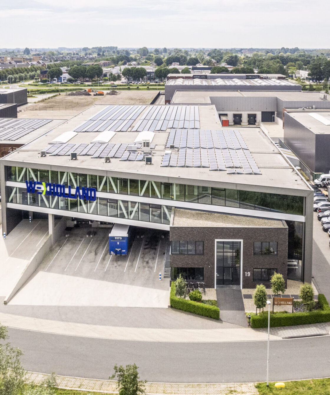 Bovenaanzicht met truck aan dock van het Wex Holland kantoor