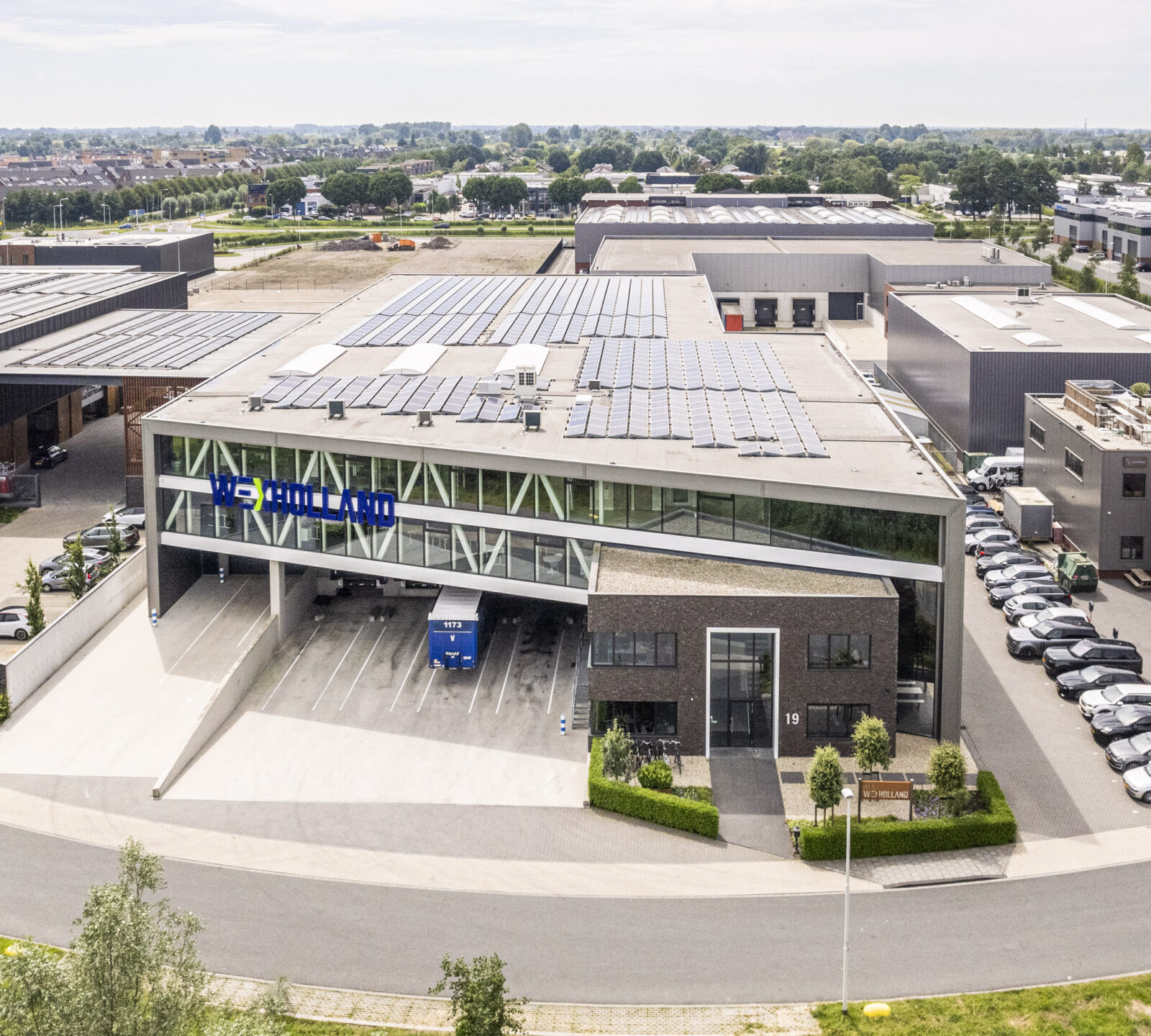 Bovenaanzicht met truck aan dock van het Wex Holland kantoor