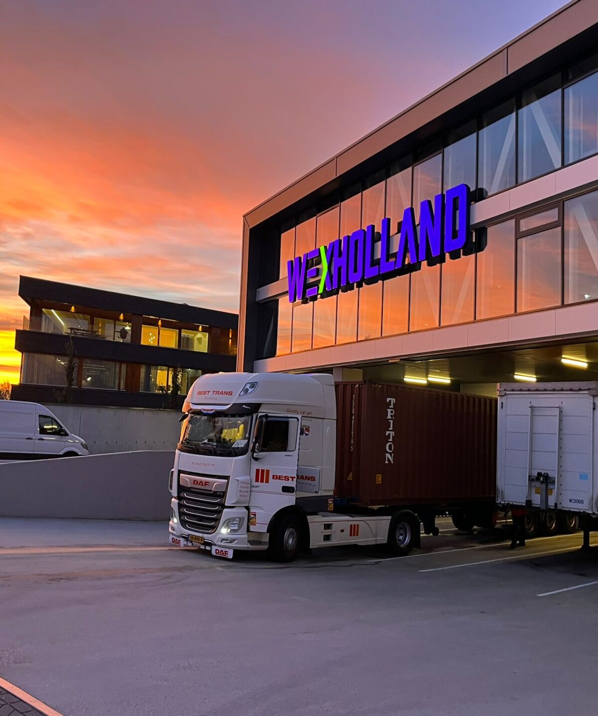 Truck aan dock bij het Wex Holland kantoor tijdens zonsondergang