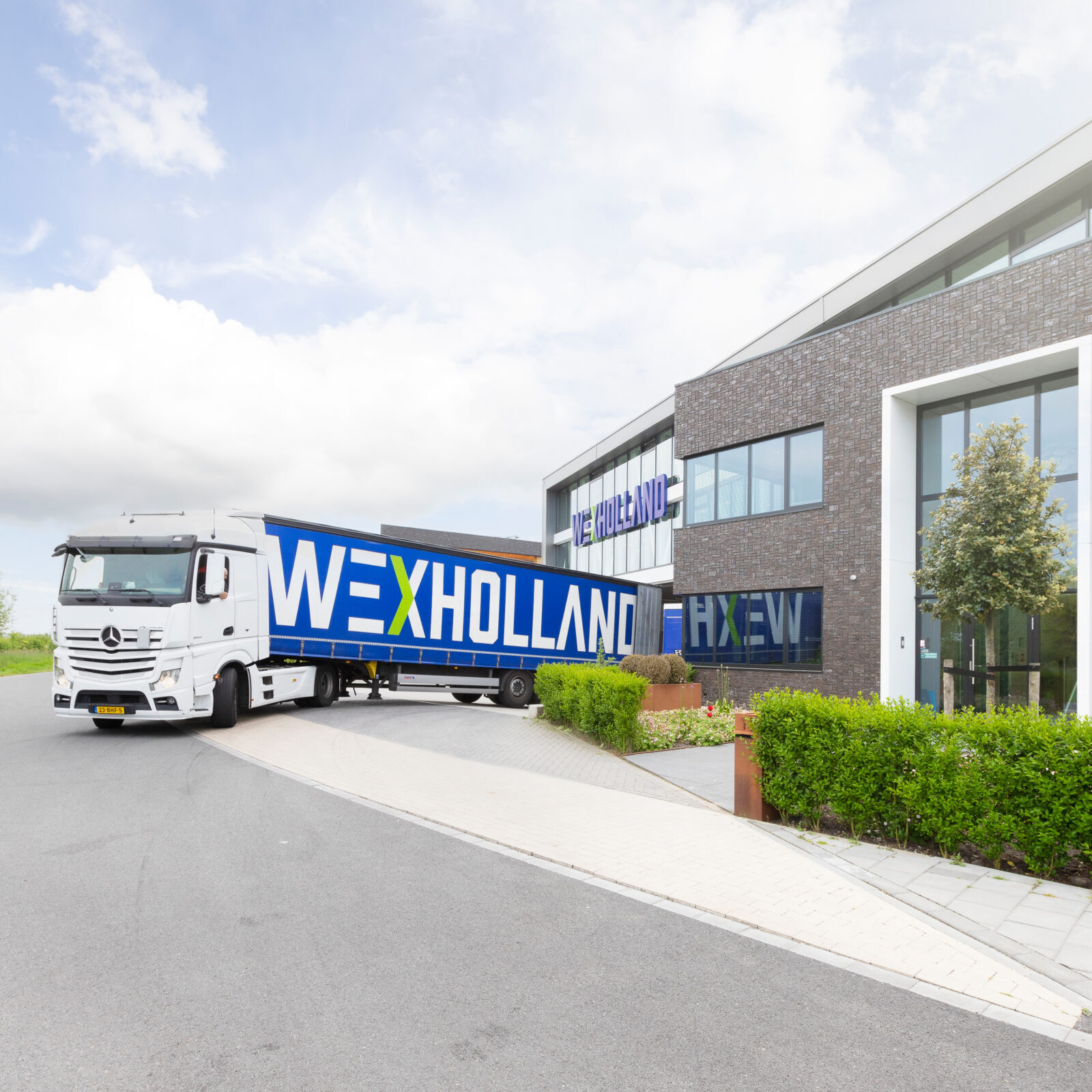 Truck wegrijdend van een dock vanuit het Wex Holland kantoor