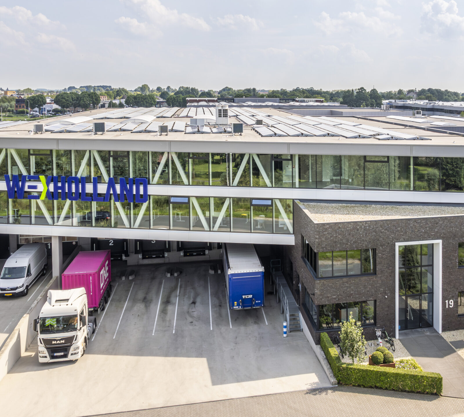 Wex Holland kantoor met wegrijdende truck vanuit dock