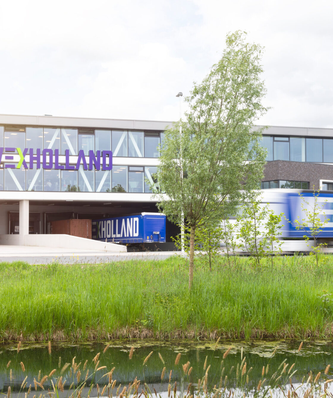 Voorkant van het Wex Holland kantoor met een wegrijdende truck