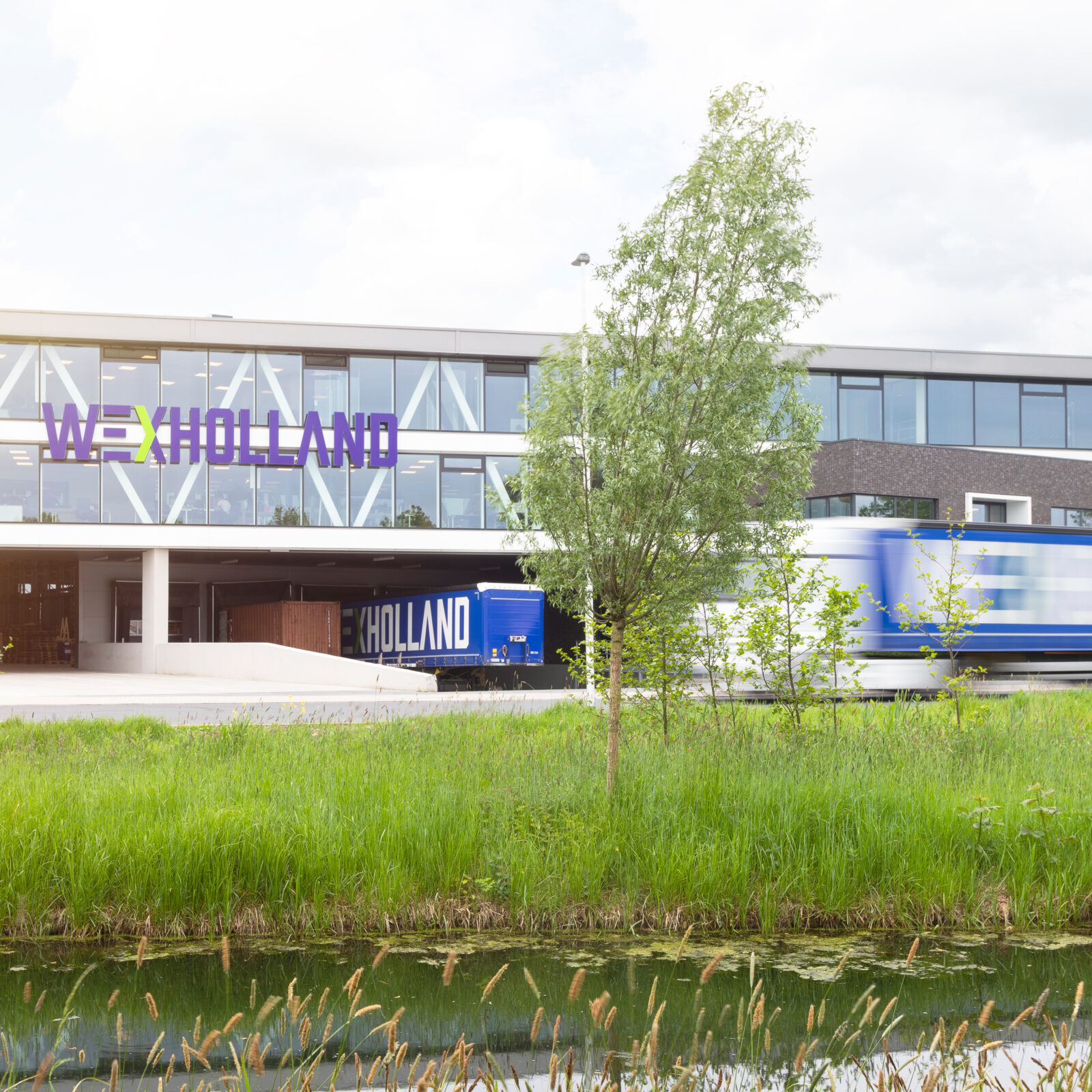Voorkant van het Wex Holland kantoor met een wegrijdende truck
