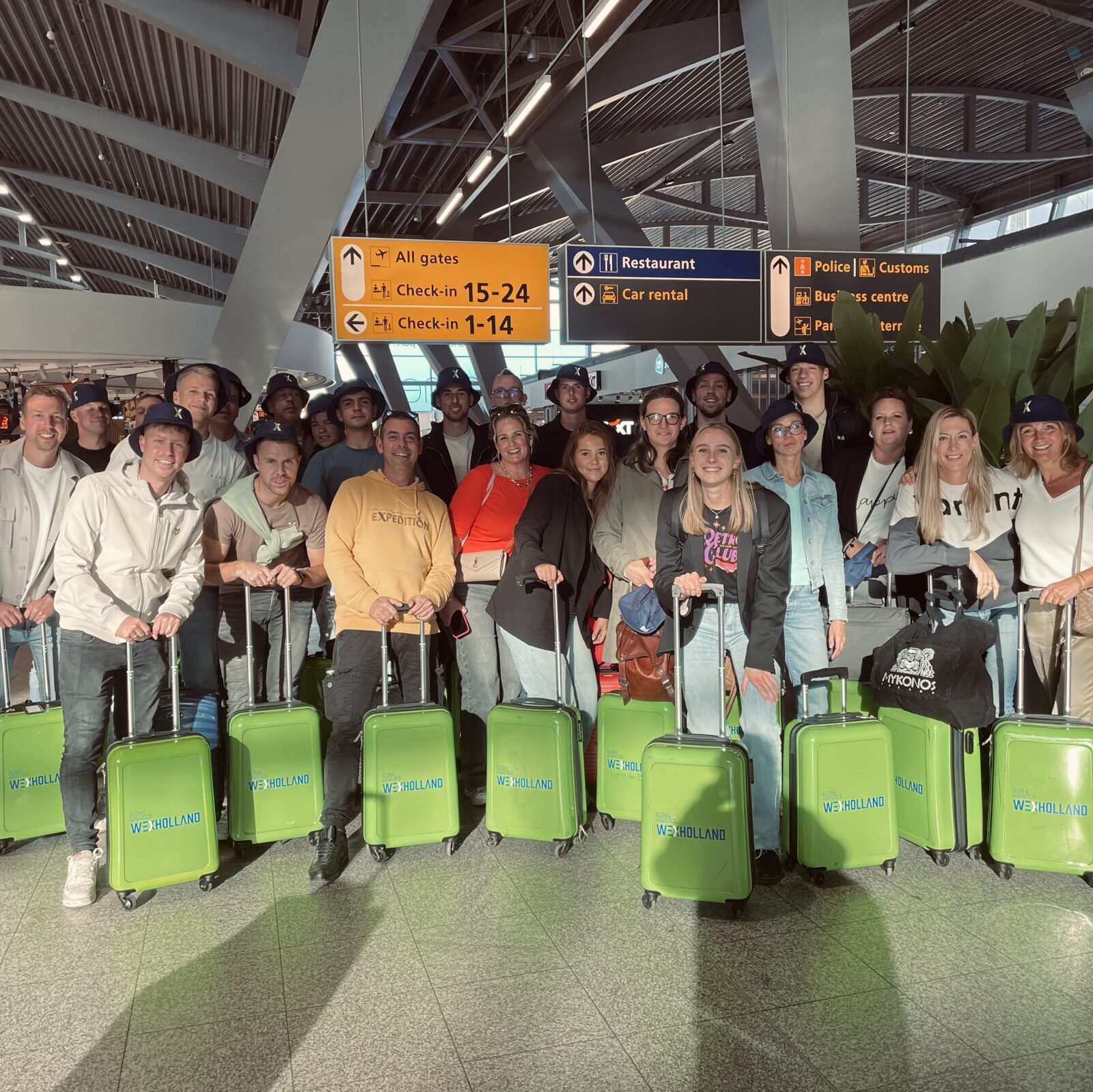 Wex Holland op bedrijfsuitje met koffers met het Wex Holland logo