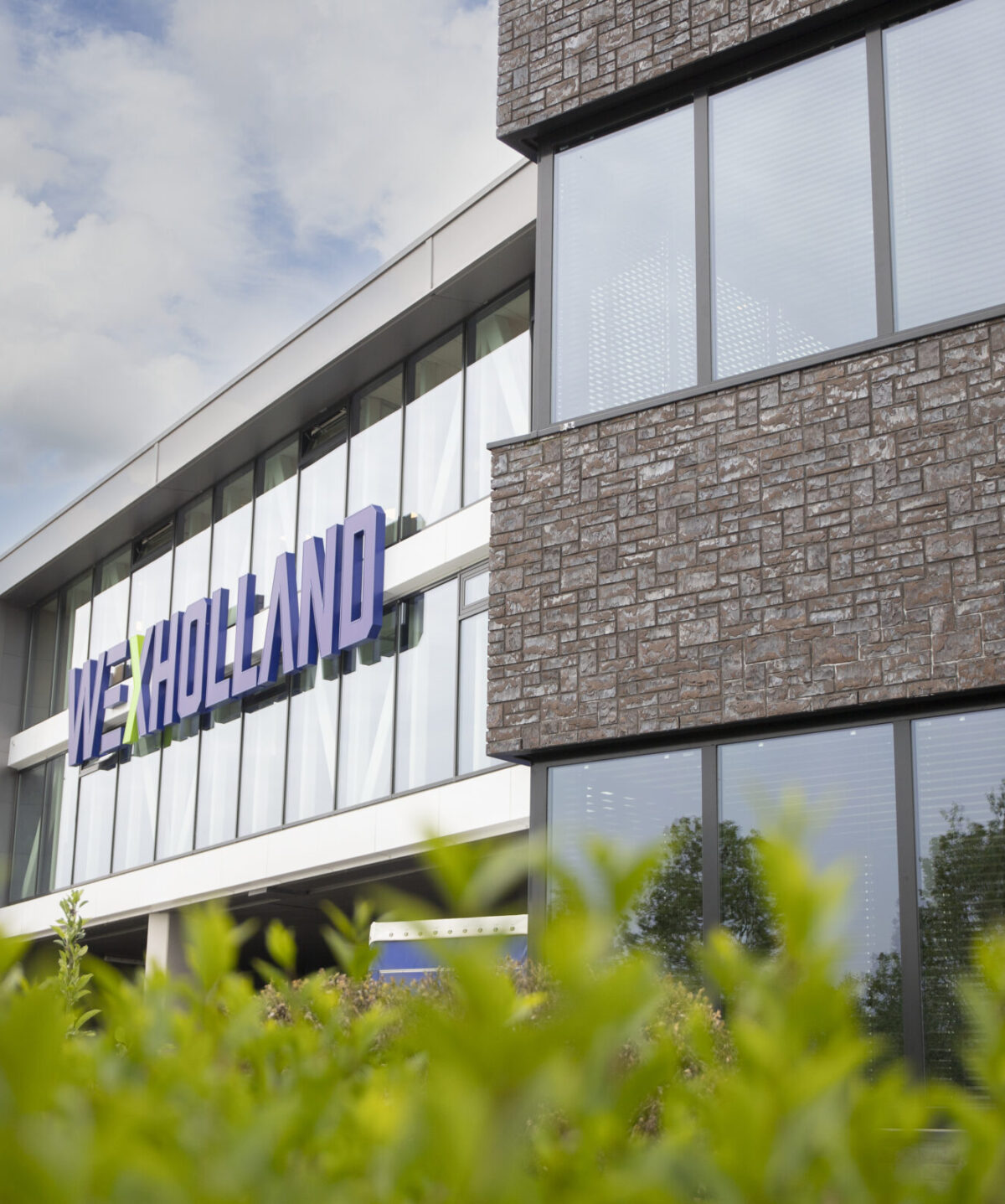 Wex Holland kantoor met duidelijk het Wex Holland logo op het gebouw
