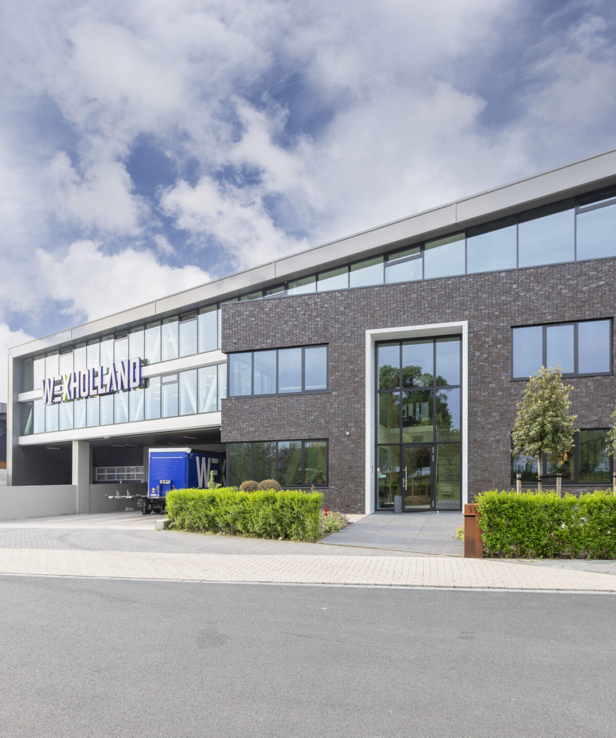 Wex Holland kantoor voorzijde met truck aan dock