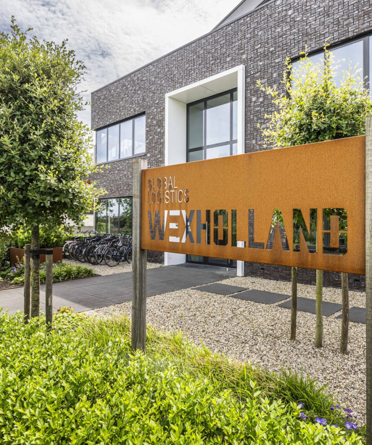 Wex Holland logo in een bord voor het Wex Holland kantoor