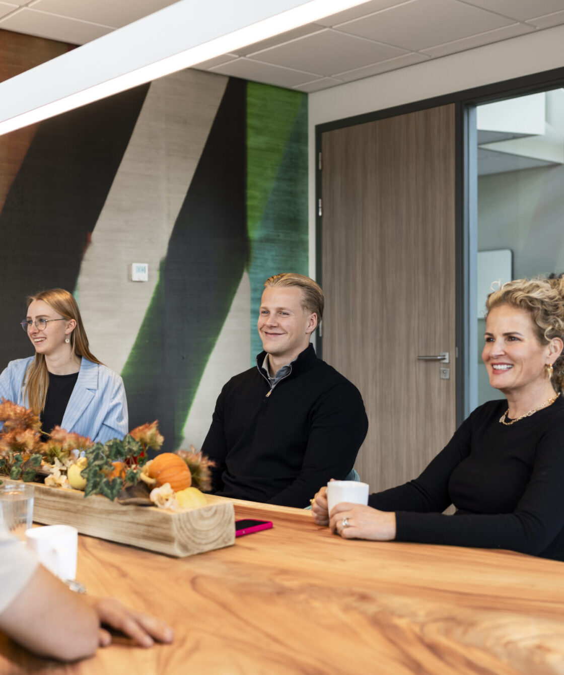 Managers team in overleg in de bespreekkamer van het Wex Holland kantoor
