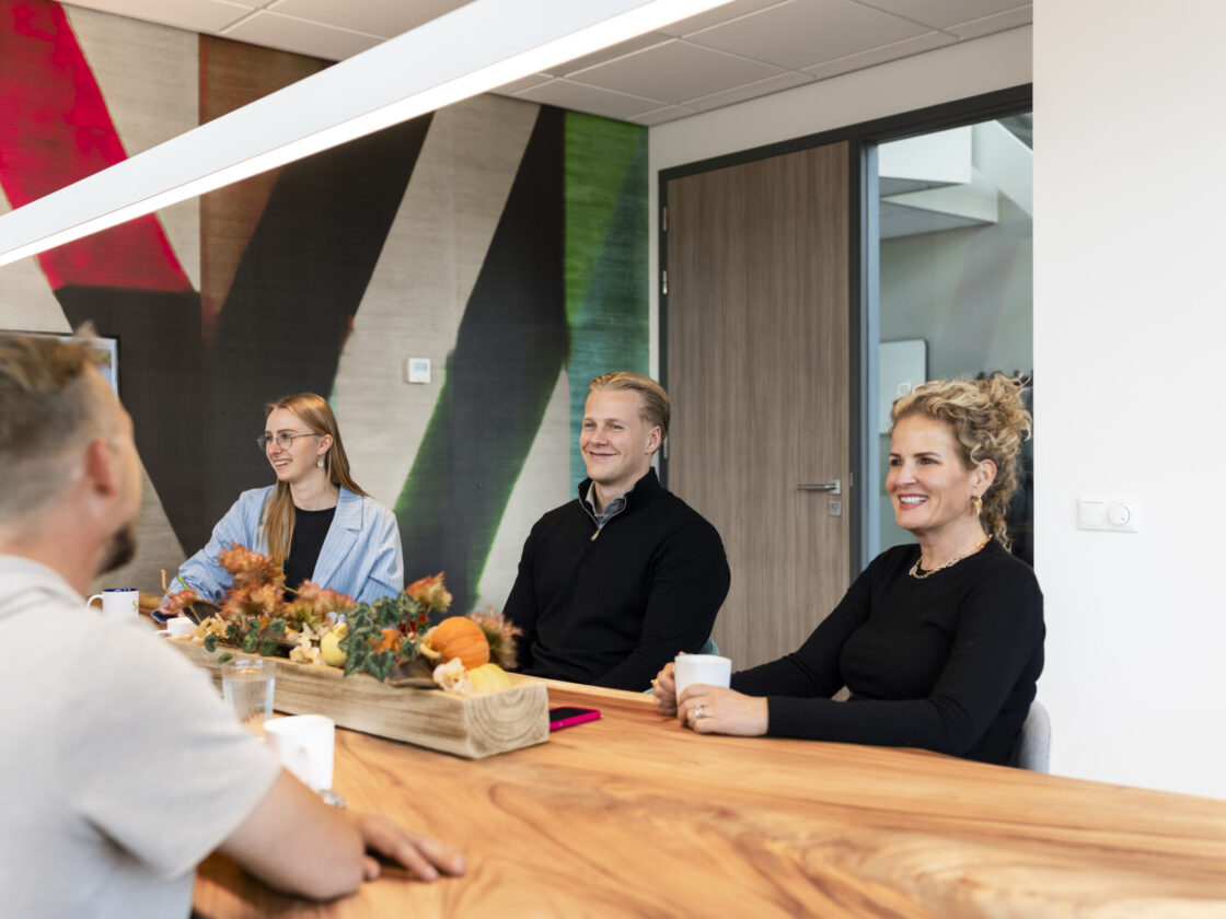 Managers team in overleg in de bespreekkamer van het Wex Holland kantoor
