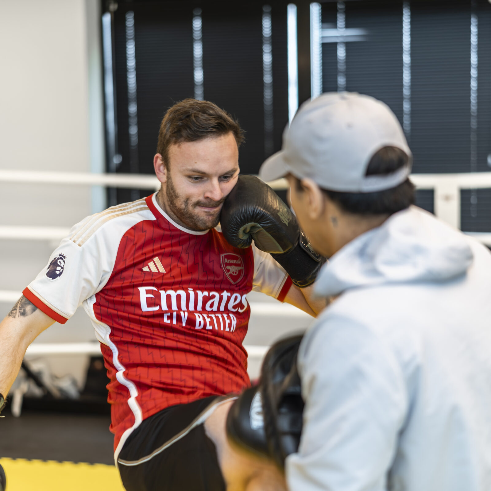 Wex Holland medewerker boksend in de boxring op het kantoor van Wex Holland