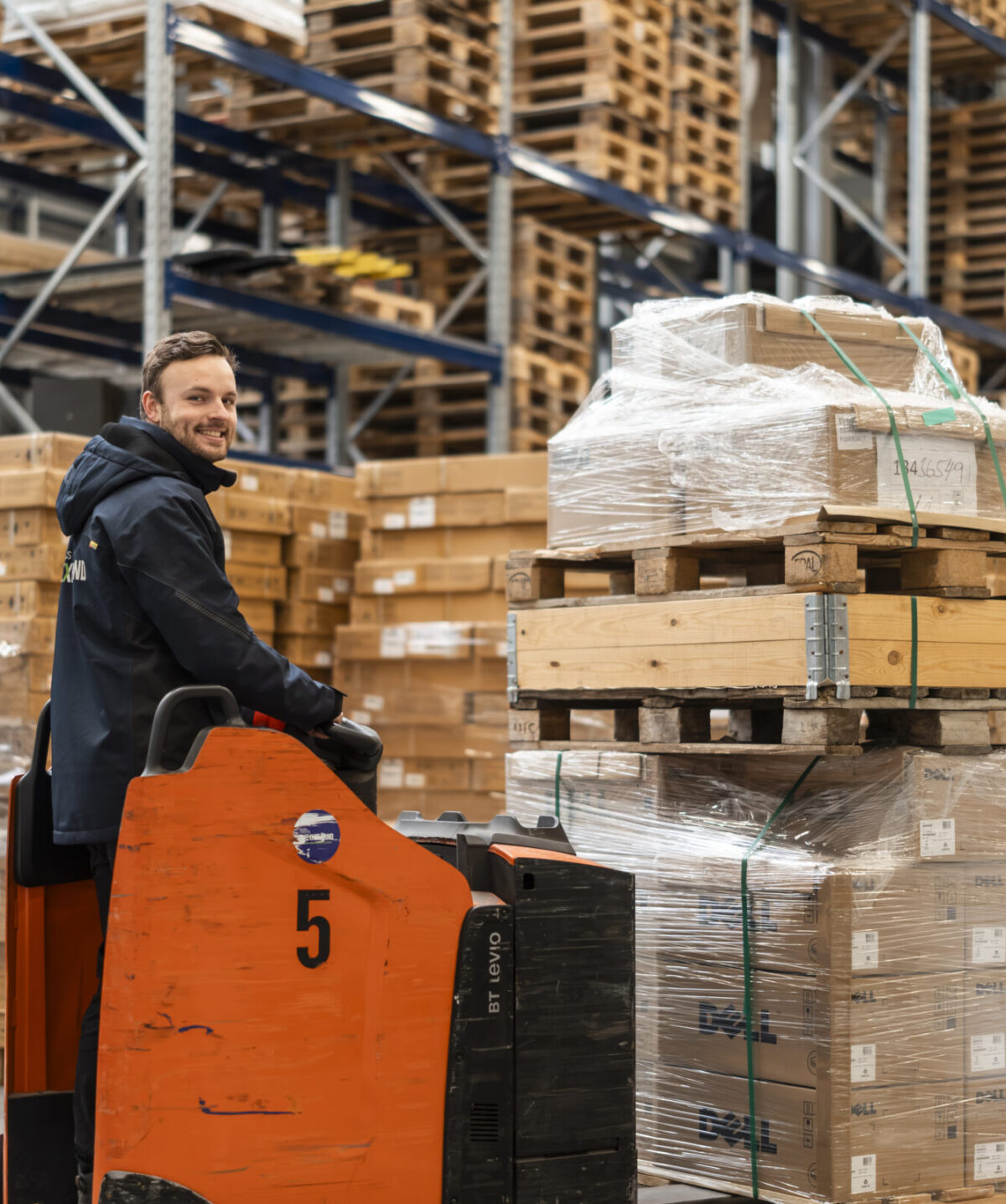 Medewerker Wex Holland in het Warehouse rijdend op een heftruck met goederen