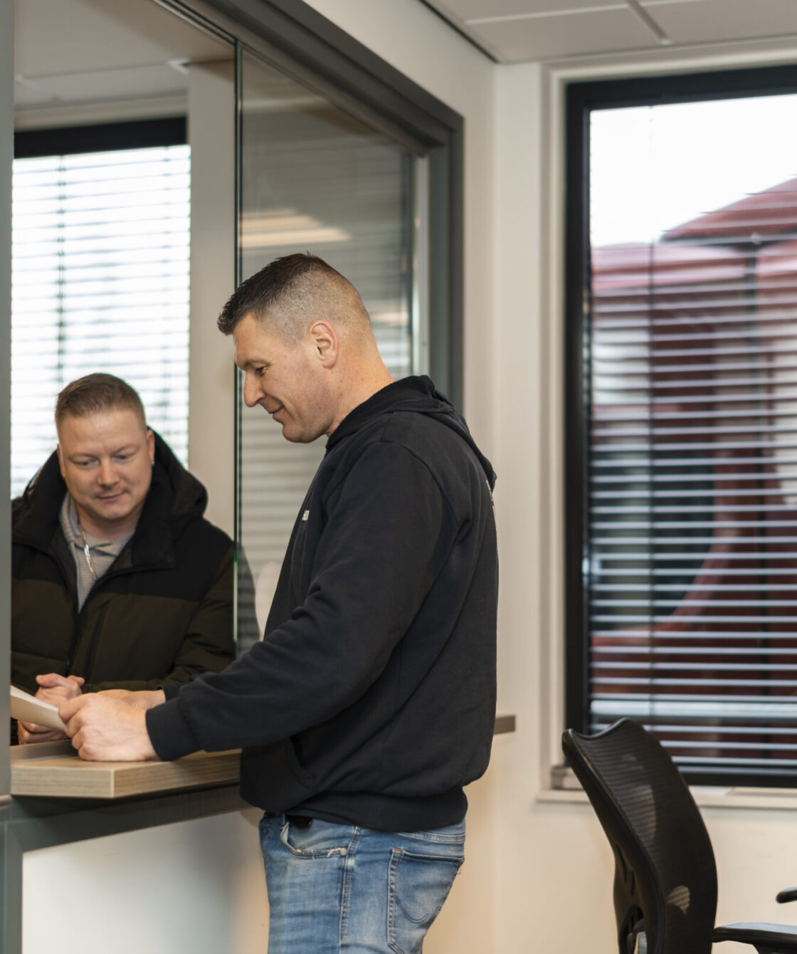 Medewerker Wex Holland uit het warehouse pratend met een chauffeur in het Wex Holland kantoor