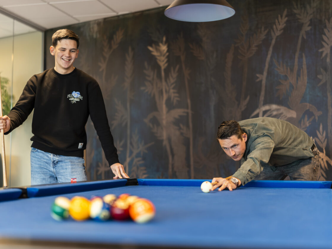 Wex Holland medewerkers aan de pouletafel op de Wex Holland kantoor