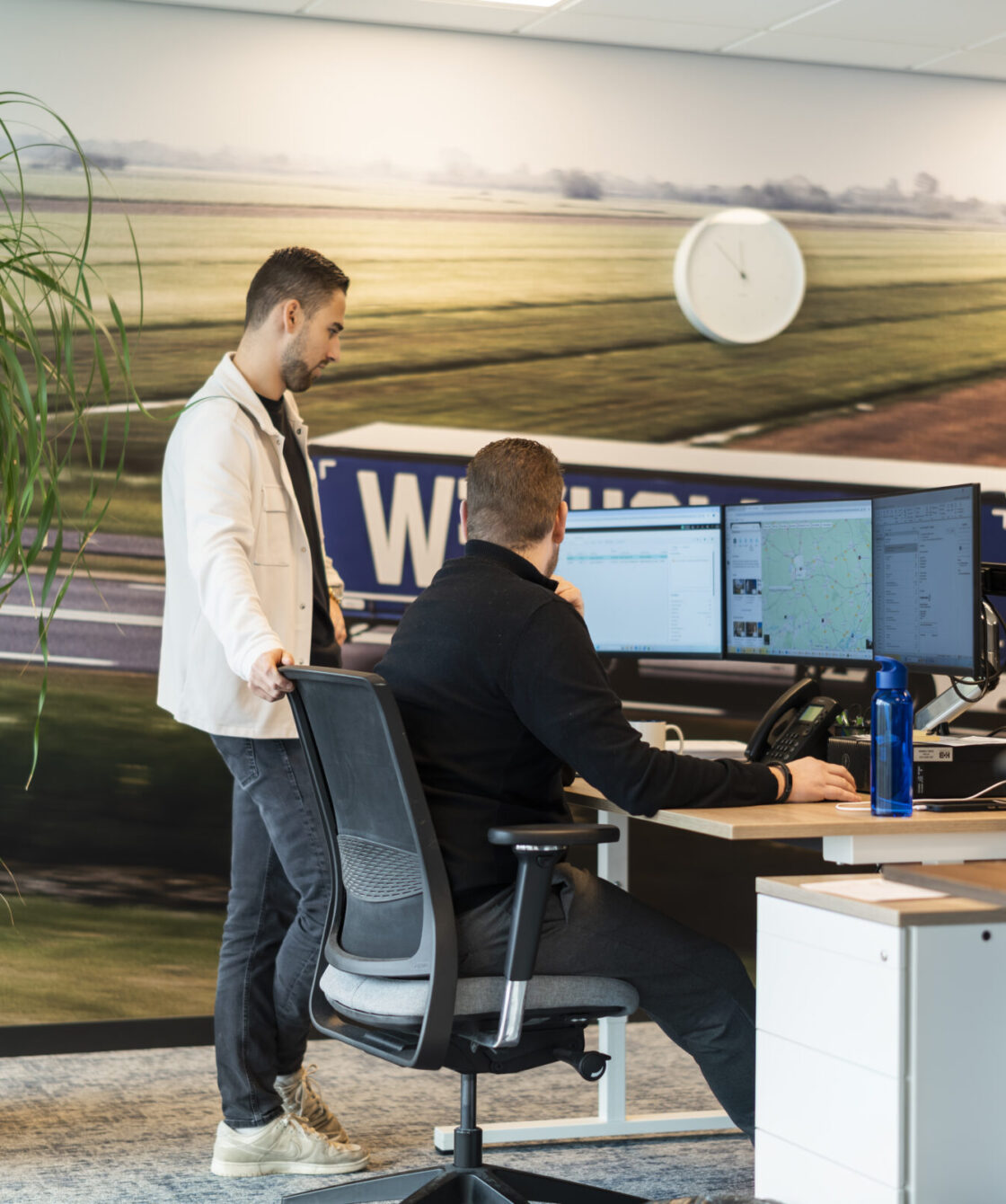 medewerker Wex Holland uit team afdeling Benelux achter een bureau kijkend naar een planning