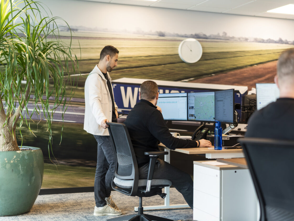 medewerker Wex Holland uit team afdeling Benelux achter een bureau kijkend naar een planning