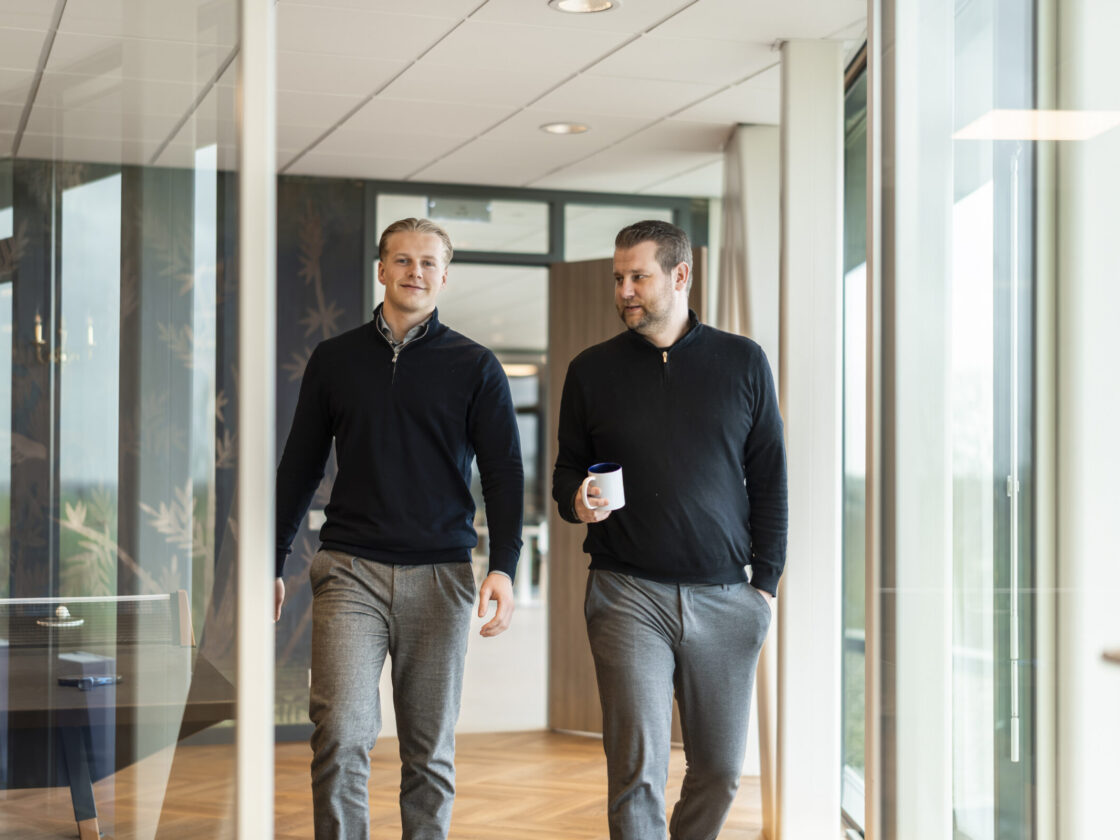 Wex Holland medewerkers managers lopend door een gang van het Wex Holland kantoor