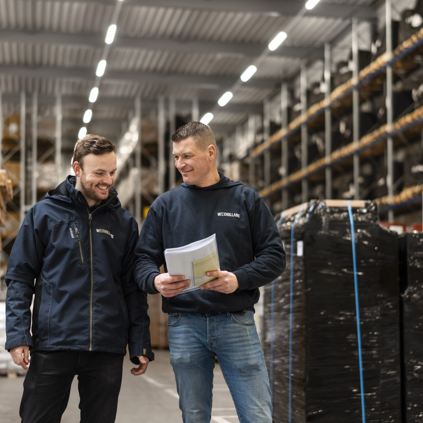 Medewerkers Wex Holland lachend in het warehouse