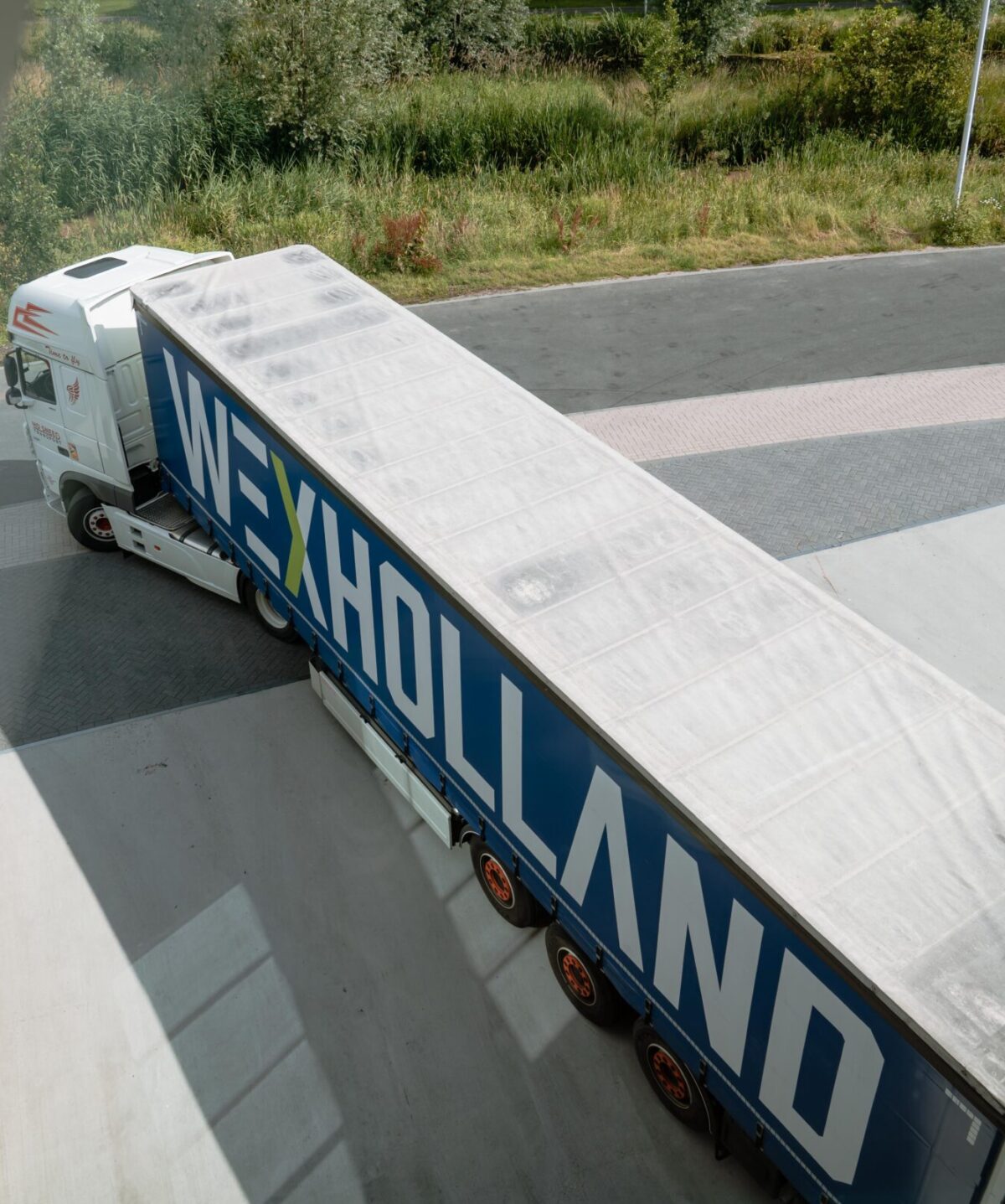 Truck wegrijdend bij het Wex Holland kantoor