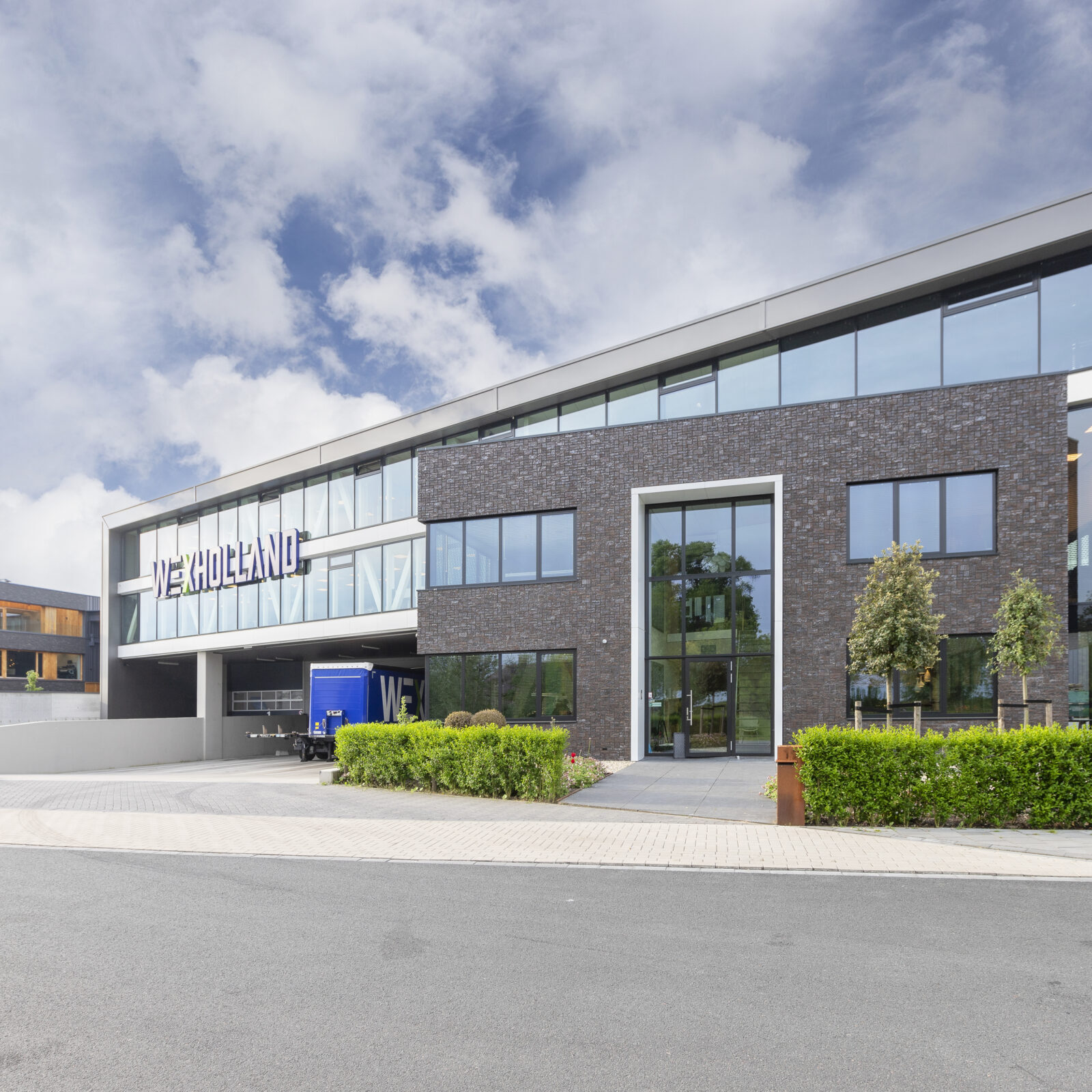 Voorzijde van het Wex Holland kantoor met een truck aan dock