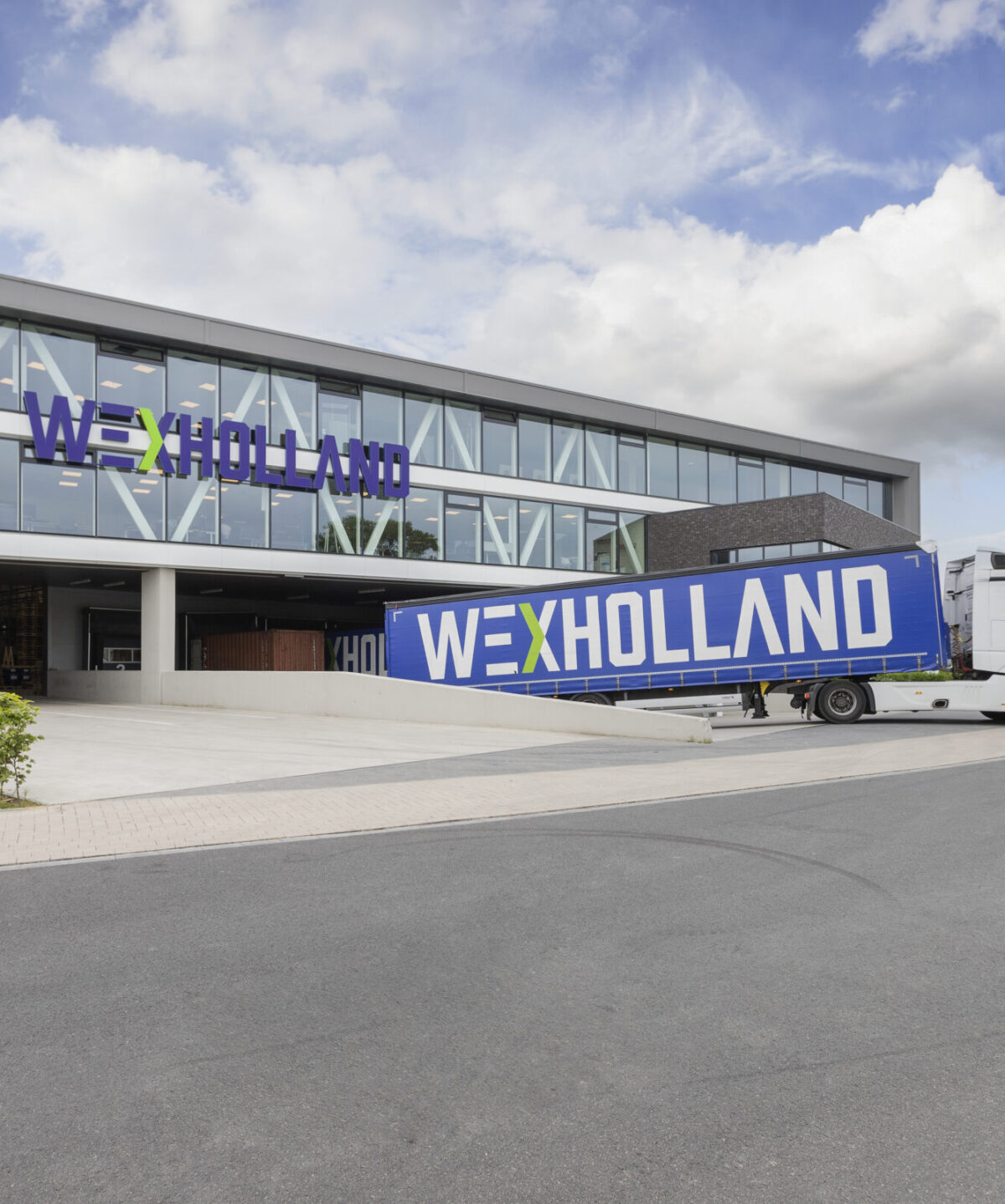 Wex trailer wegrijdend van het wex holland kantoor